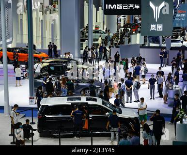 (220828) -- CHENGDU, 28 agosto 2022 (Xinhua) -- Foto ripresa il 26 agosto 2022 mostra il Chengdu Motor Show 2022 che si tiene a Chengdu, capitale della provincia sudoccidentale del Sichuan. Il Motor Show, con la partecipazione di circa 1.600 vetture di oltre 100 marchi provenienti da casa e all'estero, ha preso il via qui venerdì. (Xinhua/Shen Bohan) Foto Stock