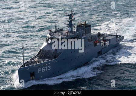 Nave di pattuglia offshore della Marina tunisina Sophonisbe (P613) con la US Navy Expeditionary Sea base USS Hershel ''Woody'' Williams (ESB-4) durante un rifornimento in mare esercizio nel Mar Mediterraneo - 2. Foto Stock