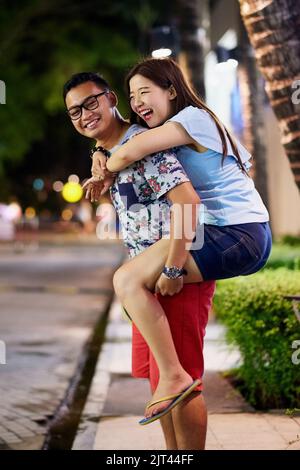 Non mi sono mai divertito così tanto in un appuntamento: Una giovane coppia felice che ha trascorso la notte in città. Foto Stock