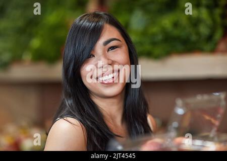 Fuori per il mio negozio di alimentari settimanale. Ritratto di una giovane donna attraente shopping in un negozio di alimentari. Foto Stock