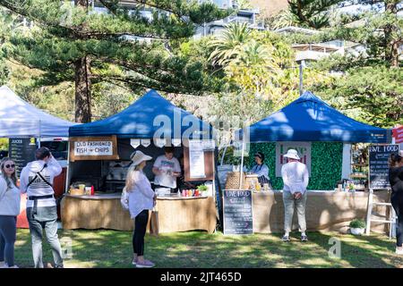 Bancarelle di cibo ai mercati di Palm Beach in una giornata di inverni soleggiati, Sydney, NSW, Australia Foto Stock