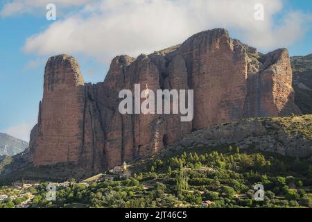 Formazione geologica dei mallos de Riglos a Huesca, Aragona. Luogo di pratica di arrampicata in Spagna Foto Stock