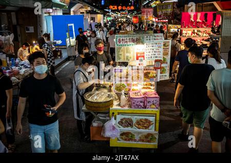 Taipei. 27th ago, 2022. Linjiang Street night market a Taipei, Taiwan on 27/08/2022 by Wiktor Dabkowski Credit: dpa/Alamy Live News Foto Stock