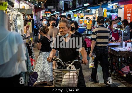 Taipei. 27th ago, 2022. Linjiang Street night market a Taipei, Taiwan on 27/08/2022 by Wiktor Dabkowski Credit: dpa/Alamy Live News Foto Stock