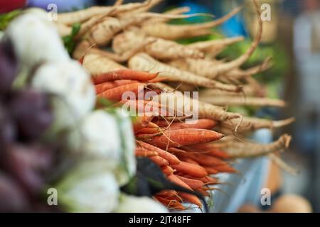 Scegliete i prodotti più freschi e freschi in un negozio di alimentari. Foto Stock