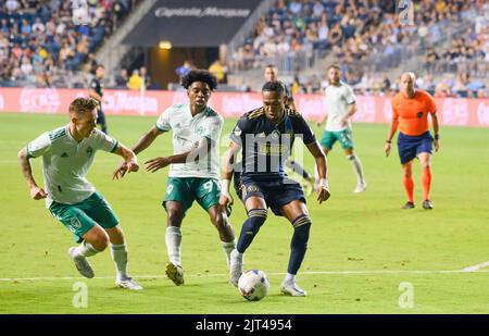 Chester, Pennsylvania, Stati Uniti. 27th ago, 2022. 27 agosto 2022, il giocatore dell'Unione di Chester PA-Philadelphia JOSE MARTINEZ (8) spinge il pallone in basso contro i giocatori di Colorado Rapid, SAM NICHOLSON (15) e RALPH PRISO-MBONGUE (97) durante la partita al Subaru Park (Credit Image: © Ricky Fitchett/ZUMA Press Wire) Foto Stock