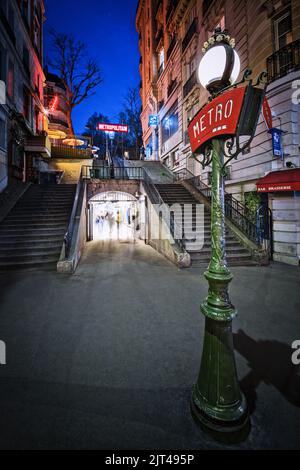 Francia. Parigi (75) 18th° distretto. Quartiere di Montmartre. Le scale di rue Pierre DAC di notte. Lampione della stazione della metropolitana Lamarck-Caulaincourt w Foto Stock