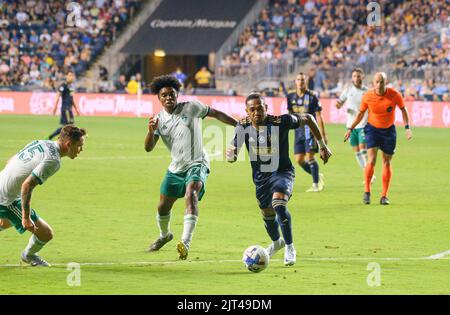Chester, Pennsylvania, Stati Uniti. 27th ago, 2022. 27 agosto 2022, il giocatore dell'Unione di Chester PA-Philadelphia JOSE MARTINEZ (8) spinge il pallone in basso contro i giocatori di Colorado Rapid, SAM NICHOLSON (15) e RALPH PRISO-MBONGUE (97) durante la partita al Subaru Park (Credit Image: © Ricky Fitchett/ZUMA Press Wire) Foto Stock