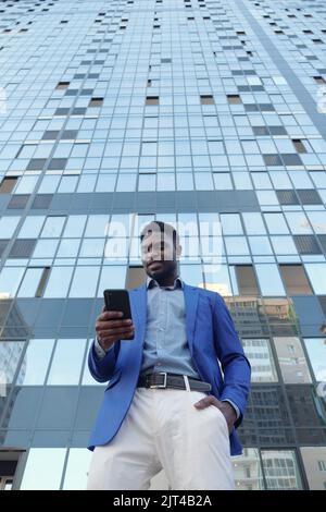 Un uomo d'affari maturo ama lavorare come ceo contro la costruzione di uffici Foto Stock