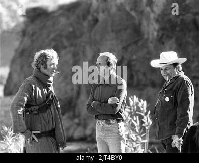 MICHAEL CAINE sul candido del set in Marocco con il produttore JOHN FOREMAN e il produttore associato WILLIAM HILL durante le riprese dell'UOMO CHE SAREBBE RE 1975 regista JOHN HUSTON breve storia Rudyard Kipling UK-USA co-produzione Allied Artists Pictures / Devon Persky-Bright / Columbia Pictures Foto Stock