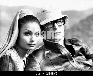 MICHAEL CAINE con sua moglie SHAKIRA CAINE (in costume come Roxanne) su set candid in Marocco durante le riprese dell'UOMO CHE SAREBBE RE 1975 regista JOHN HUSTON breve storia Rudyard Kipling UK-USA co-produzione Allied Artists Pictures / Devon Persky-Bright / Columbia Pictures Foto Stock