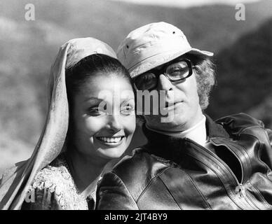 MICHAEL CAINE con sua moglie SHAKIRA CAINE (in costume come Roxanne) su set candid in Marocco durante le riprese dell'UOMO CHE SAREBBE RE 1975 regista JOHN HUSTON breve storia Rudyard Kipling UK-USA co-produzione Allied Artists Pictures / Devon Persky-Bright / Columbia Pictures Foto Stock