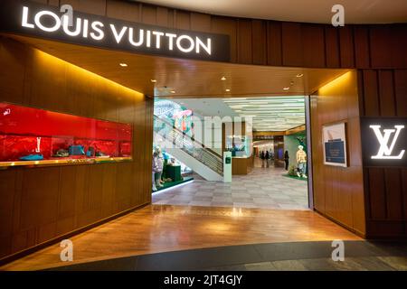 SINGAPORE - 20 GENNAIO 2020: Ingresso alla Louis Vuitton Island Maison presso lo Shoppes di Marina Bay Sands Foto Stock