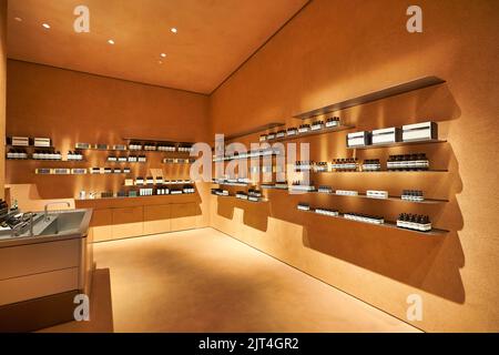 SINGAPORE - 20 GENNAIO 2020: Foto interna del negozio Aesop negli Shoppes a Marina Bay Sands. Aesop è un marchio australiano di lusso per la cura della pelle di proprietà di Foto Stock