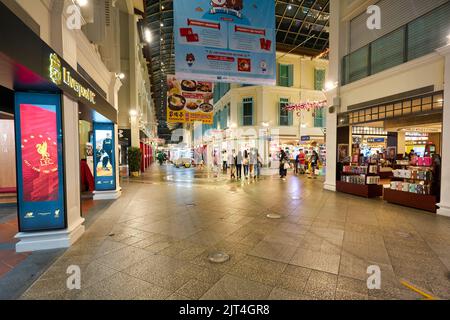 SINGAPORE - CIRCA GENNAIO 2020: Vista a livello della strada di Malay Street, aria condizionata "strada interna" situata all'interno del centro commerciale Bugis Junction Foto Stock