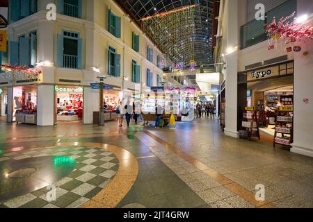 SINGAPORE - CIRCA GENNAIO 2020: Vista a livello della strada di Malay Street, aria condizionata "strada interna" situata all'interno del centro commerciale Bugis Junction Foto Stock