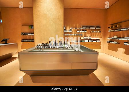 SINGAPORE - 20 GENNAIO 2020: Foto interna del negozio Aesop negli Shoppes a Marina Bay Sands. Aesop è un marchio australiano di lusso per la cura della pelle di proprietà di Foto Stock