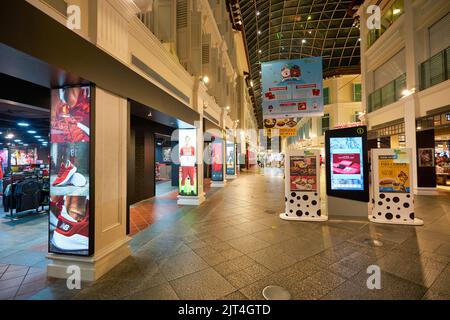 SINGAPORE - CIRCA GENNAIO 2020: Vista a livello della strada di Malay Street, aria condizionata "strada interna" situata all'interno del centro commerciale Bugis Junction Foto Stock