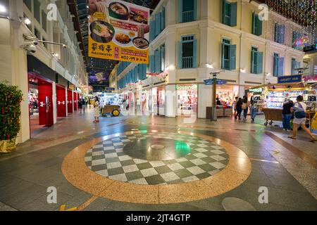 SINGAPORE - CIRCA GENNAIO 2020: Vista a livello della strada di Malay Street, aria condizionata "strada interna" situata all'interno del centro commerciale Bugis Junction Foto Stock