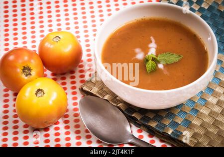 Zuppa di pomodoro densa e cremosa servita calda in un recipiente per zuppa. Zuppa di pomodoro calda in un recipiente Foto Stock