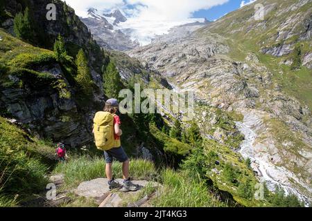 Escursione madre e figlio su uno splendido sentiero del ghiacciaio Innergschlöss fino al ghiacciaio Schlatenkees sopra la valle del Glosstal, parco nazionale Hohe tauern, Austria Foto Stock