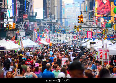 New York, Stati Uniti. 27th ago, 2022. Il mercato delle pulci ha assunto Times Square a New York il 27 agosto 2022. (Foto di Ryan Rahman/Pacific Press) Credit: Pacific Press Media Production Corp./Alamy Live News Foto Stock