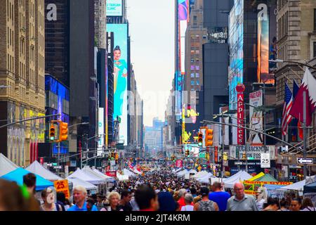 New York, Stati Uniti. 27th ago, 2022. Il mercato delle pulci ha assunto Times Square a New York il 27 agosto 2022. (Foto di Ryan Rahman/Pacific Press) Credit: Pacific Press Media Production Corp./Alamy Live News Foto Stock