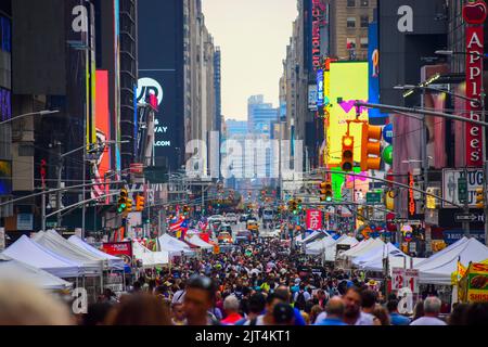 New York, Stati Uniti. 27th ago, 2022. Il mercato delle pulci ha assunto Times Square a New York il 27 agosto 2022. (Foto di Ryan Rahman/Pacific Press) Credit: Pacific Press Media Production Corp./Alamy Live News Foto Stock