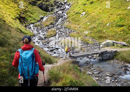 Escursione madre e figlio su uno splendido sentiero del ghiacciaio Innergschlöss fino al ghiacciaio Schlatenkees sopra la valle del Glosstal, parco nazionale Hohe tauern, Austria Foto Stock