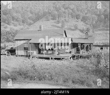 Casa tipica. Questa casa ha circa cinquanta anni. Kentucky Straight Creek Coal Company, miniera di Belva, abbandonato dopo... Foto Stock