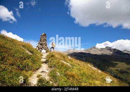 Ragazzo vicino alla piramide di pietra, escursioni su un bellissimo sentiero del ghiacciaio Innergschlöss fino al ghiacciaio Schlatenkees, parco nazionale Hohe tauern, Austria Foto Stock