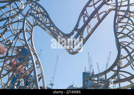 Gru da cantiere incorniciate dall'arte pubblica nel CBD di Melbourne. Foto Stock