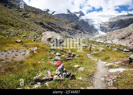 Escursione in un bellissimo sentiero del ghiacciaio di Innergschlöss fino al ghiacciaio di Schlatenkees sopra la valle di Gschlostal, parco nazionale di Hohe tauern, Austria Foto Stock