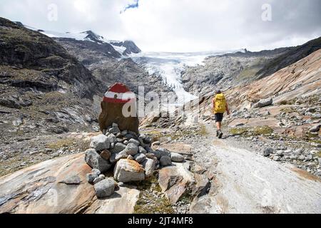 Escursione in un bellissimo sentiero del ghiacciaio di Innergschlöss fino al ghiacciaio di Schlatenkees sopra la valle di Gschlostal, parco nazionale di Hohe tauern, Austria Foto Stock