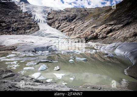 Vista panoramica sul ghiacciaio dello schlatenkees, sul lago e sulla morena del ghiacciaio nel gruppo montuoso di Venediger, Tirolo orientale, Austria Foto Stock