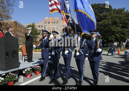 Gli Stati Uniti con la base comune Langley-Eustis Honor Guard sfilano i colori durante una cerimonia Veterans Day 8 novembre 2013, presso l'Hampton Veterans Affairs Medical Center di Hampton, va 131108 Foto Stock