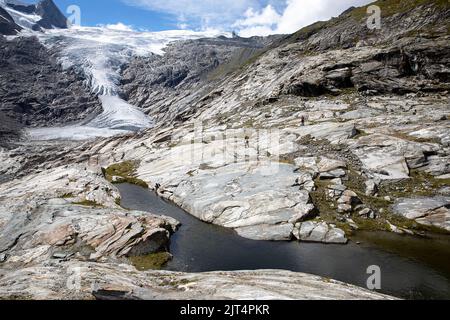 Vista panoramica sul ghiacciaio dello schlatenkees e sulla morena del ghiacciaio nel gruppo montuoso di Venediger, parco nazionale di hohe tauern, Tirolo orientale, Austria Foto Stock