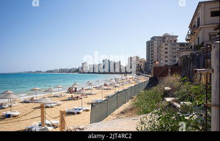 Varosha, Cipro - 23 agosto 2022 - abbandonati alberghi ed edifici sulla spiaggia la città fantasma di Varosha, Famagosta, Cipro Foto Stock