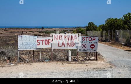 Varosha, Cipro - 23 agosto 2022 - No Mans Land - zona cuscinetto delle Nazioni Unite (linea verde) vicino alla città fantasma di Varosha, Famagosta, Cipro Foto Stock