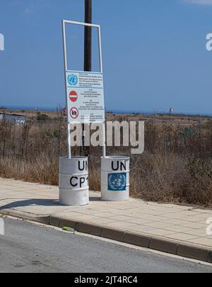 Varosha, Cipro - 23 agosto 2022 - zona cuscinetto delle Nazioni Unite (linea verde) vicino alla città fantasma di Varosha, Famagosta, Cipro Foto Stock