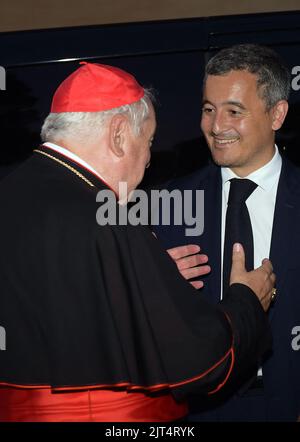 Il ministro francese degli interni Gerald Darmanin saluta il nuovo cardinale francese Jean-Marc Aveline dopo una cerimonia di Concistoro guidata da papa Francesco per la creazione di 20 nuovi Cardinali nella Basilica di San Pietro in Vaticano il 27 agosto 2022. Foto: Eric Vandeville/ABACAPRESS.COM Foto Stock