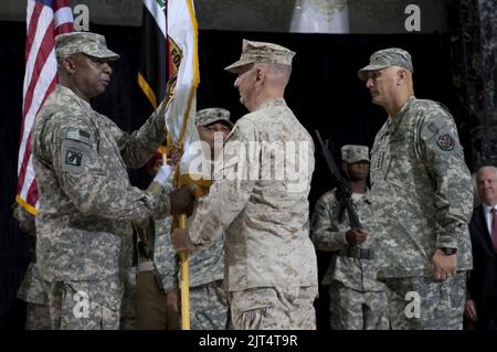 Il generale dell'esercito statunitense Lloyd J. Austin III, a sinistra, il comandante entrante delle forze americane-Iraq (USF-i), accetta i colori di comando dal generale del corpo marino degli Stati Uniti James N. Mattis, il comandante del comando centrale degli Stati Uniti 100901 Foto Stock