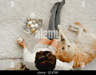 Ragazza con cacao e cane Golden Retriever Foto Stock