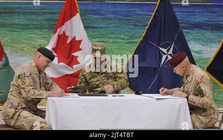 Joseph Anderson, al centro, comandante del comando congiunto della forza di assistenza alla sicurezza internazionale, presiede il generale dell'esercito canadese Dean Milner, a sinistra, il comandante uscente Foto Stock