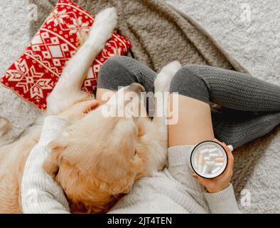 Ragazza con cacao e cane Golden Retriever Foto Stock