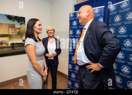 Il Segretario di Stato degli Stati Uniti Michelle Giuda con la sala da baseball del Famer Cal Ripken Jr. Dopo un forum sulla diplomazia sportiva globale del Dipartimento di Stato degli Stati Uniti. Foto Stock