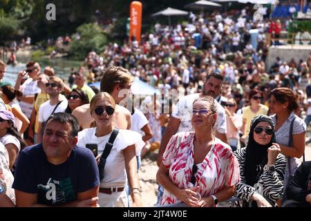 Gli spettatori sono visti durante il concorso finale di Red Bull Cliff Diving a Stari Most (ponte vecchio) alto 21m, a Mostar Bosnia-Erzegovina il 27 agosto 2022. Per la settima volta dal 2015 i migliori subacquei del mondo hanno mostrato le loro abilità da Stari Most con la tradizione subacquea che risale a secoli fa nel centro storico di Mostar. Foto: Denis Kapetanovic/PIXSELL Foto Stock