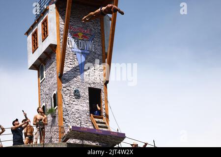 L'atleta è visto durante la gara finale di Red Bull Cliff Diving a Stari Most (vecchio ponte) alto 21m a Mostar , Bosnia-Erzegovina il 27 agosto 2022. Per la settima volta dal 2015 i migliori subacquei del mondo hanno mostrato le loro abilità da Stari Most con la tradizione subacquea che risale a secoli fa nel centro storico di Mostar. Foto: Denis Kapetanovic/PIXSELL Foto Stock