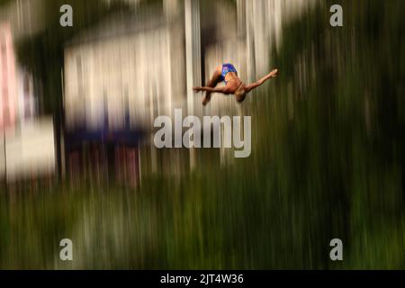 L'atleta è visto durante la gara finale di Red Bull Cliff Diving a Stari Most (vecchio ponte) alto 21m a Mostar , Bosnia-Erzegovina il 27 agosto 2022. Per la settima volta dal 2015 i migliori subacquei del mondo hanno mostrato le loro abilità da Stari Most con la tradizione subacquea che risale a secoli fa nel centro storico di Mostar. Foto: Denis Kapetanovic/PIXSELL Foto Stock