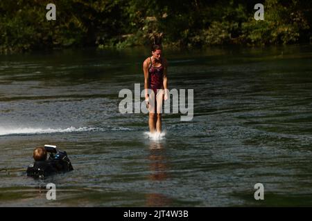 L'atleta è visto durante la gara finale di Red Bull Cliff Diving a Stari Most (vecchio ponte) alto 21m a Mostar , Bosnia-Erzegovina il 27 agosto 2022. Per la settima volta dal 2015 i migliori subacquei del mondo hanno mostrato le loro abilità da Stari Most con la tradizione subacquea che risale a secoli fa nel centro storico di Mostar. Foto: Denis Kapetanovic/PIXSELL Foto Stock